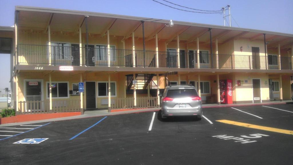 Travel Inn And Suites Fresno Exterior foto