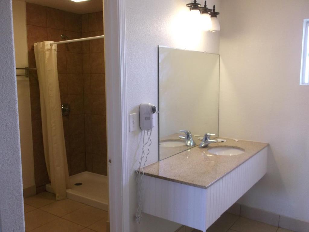 Travel Inn And Suites Fresno Quarto foto